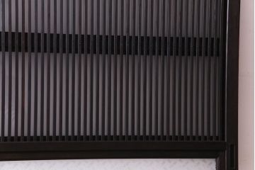 昭和レトロ　倹飩式裏ガラス　腰板ケヤキ材　松竹梅の帯ガラスがユニークな格子戸(ガラス帯戸、引き戸、建具)