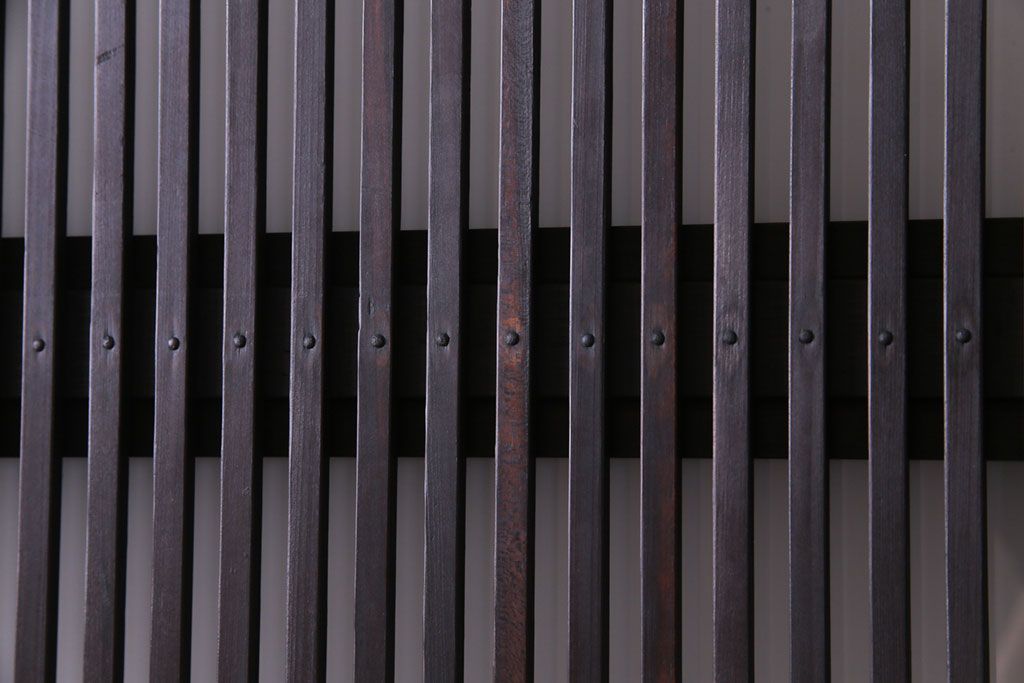 昭和レトロ　倹飩式裏ガラス　腰板ケヤキ材　松竹梅の帯ガラスがユニークな格子戸(ガラス帯戸、引き戸、建具)