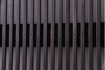 昭和レトロ　倹飩式裏ガラス　腰板ケヤキ材　松竹梅の帯ガラスがユニークな格子戸(ガラス帯戸、引き戸、建具)