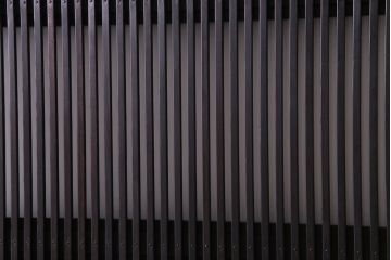 昭和レトロ　倹飩式裏ガラス　腰板ケヤキ材　松竹梅の帯ガラスがユニークな格子戸(ガラス帯戸、引き戸、建具)