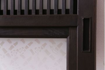 昭和レトロ　倹飩式裏ガラス　腰板ケヤキ材　松竹梅の帯ガラスがユニークな格子戸(ガラス帯戸、引き戸、建具)