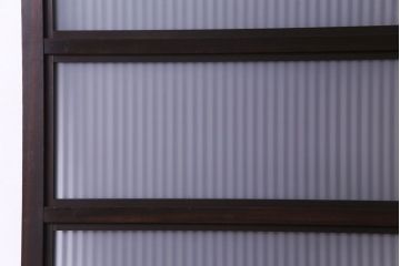 昭和レトロ　倹飩式裏ガラス　腰板ケヤキ材　松竹梅の帯ガラスがユニークな格子戸(ガラス帯戸、引き戸、建具)