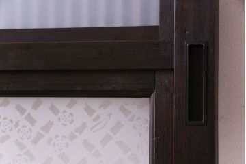 昭和レトロ　倹飩式裏ガラス　腰板ケヤキ材　松竹梅の帯ガラスがユニークな格子戸(ガラス帯戸、引き戸、建具)