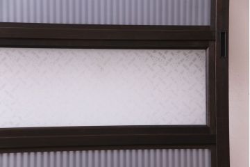 昭和レトロ　倹飩式裏ガラス　腰板ケヤキ材　松竹梅の帯ガラスがユニークな格子戸(ガラス帯戸、引き戸、建具)