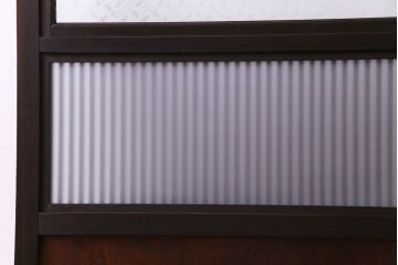 昭和レトロ　倹飩式裏ガラス　腰板ケヤキ材　松竹梅の帯ガラスがユニークな格子戸(ガラス帯戸、引き戸、建具)