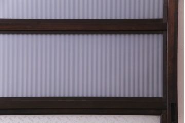 昭和レトロ　倹飩式裏ガラス　腰板ケヤキ材　松竹梅の帯ガラスがユニークな格子戸(ガラス帯戸、引き戸、建具)