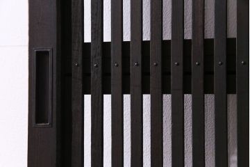 昭和初期　倹飩式裏ガラス　和モダンな魅力あふれる幅狭タイプの格子戸(引き戸、建具)