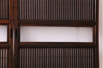 和製アンティーク　裏障子付き　変わり花菱ガラス　ケヤキの杢目が味わい深い格子戸(引き戸、建具)2枚セット
