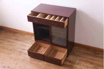 アンティーク家具　和製アンティーク　漆塗り　結霜ガラス　趣きと風情感じる和モダンなガラス戸棚(収納棚、食器棚、キャビネット)