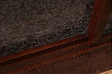 アンティーク家具　和製アンティーク　漆塗り　結霜ガラス　趣きと風情感じる和モダンなガラス戸棚(収納棚、食器棚、キャビネット)