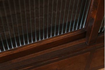 レトロ家具　昭和レトロ　モールガラス入り　味わいのある趣が魅力の戸棚(収納棚、本箱)