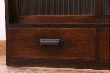 レトロ家具　昭和レトロ　モールガラス入り　味わいのある趣が魅力の戸棚(収納棚、本箱)