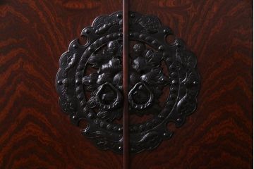 中古　岩谷堂箪笥　開き牡丹　リメイク　伝統美あふれる荘厳な佇まいの箪笥ローボード(和タンス、チェスト、整理箪笥)