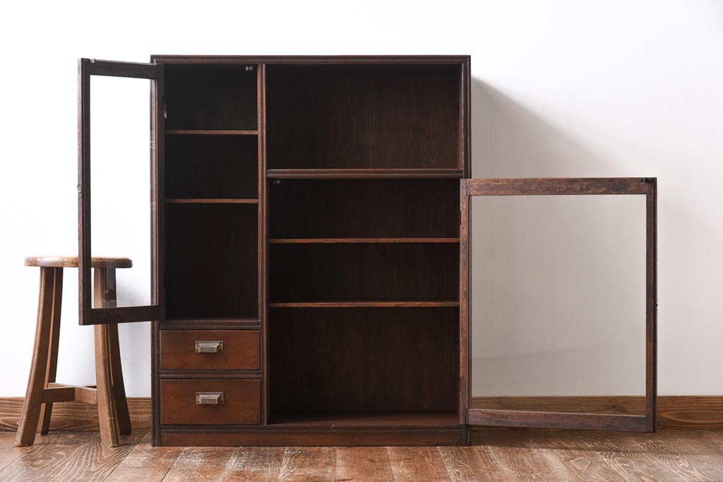 レトロ家具　昭和期　ラワン材　柔らかく素朴な風合いが魅力のレトロモダンな収納棚(飾り棚、戸棚、キャビネット)