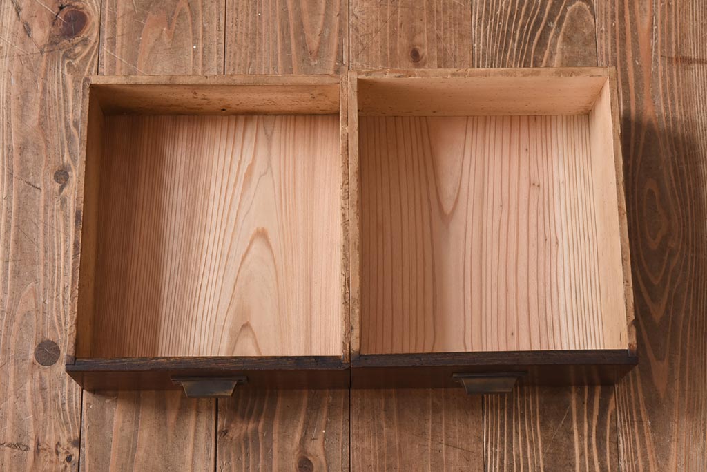 レトロ家具　昭和期　ラワン材　柔らかく素朴な風合いが魅力のレトロモダンな収納棚(飾り棚、戸棚、キャビネット)