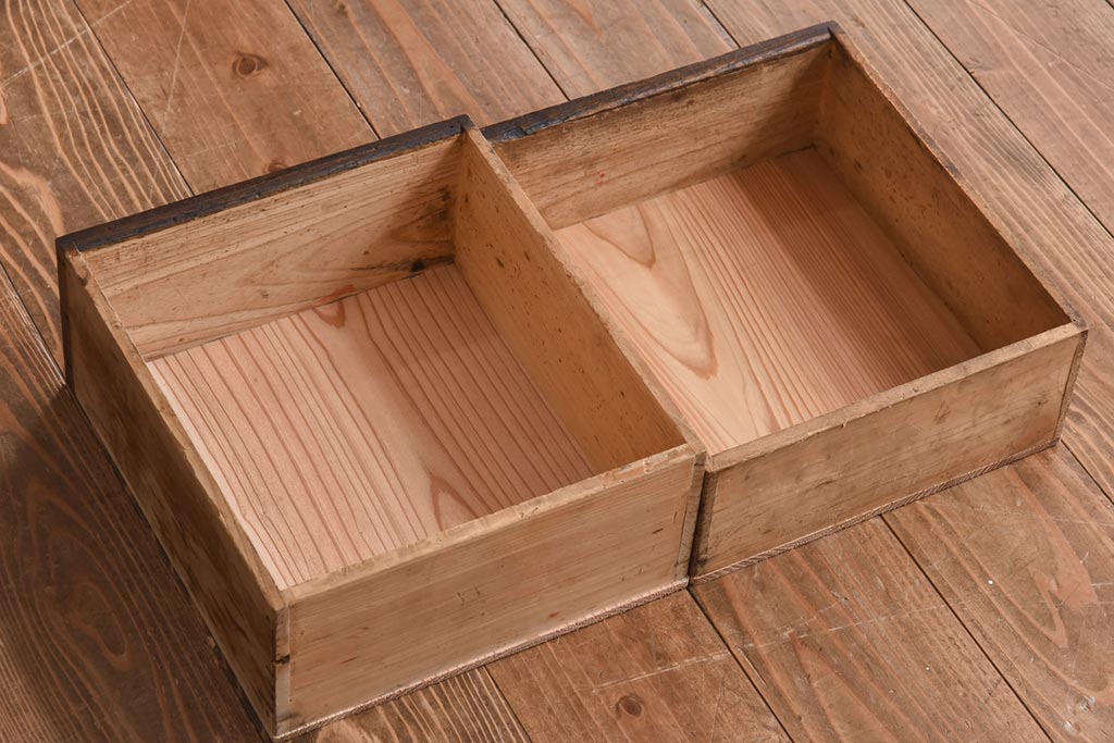 レトロ家具　昭和期　ラワン材　柔らかく素朴な風合いが魅力のレトロモダンな収納棚(飾り棚、戸棚、キャビネット)