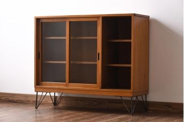 リメイク家具　明るい木の色味がレトロな雰囲気の鉄脚付きガラス戸棚(収納棚、飾り棚、食器棚)
