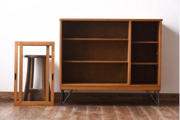 リメイク家具　明るい木の色味がレトロな雰囲気の鉄脚付きガラス戸棚(収納棚、飾り棚、食器棚)