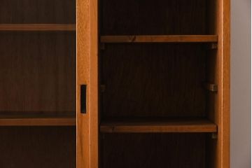 リメイク家具　明るい木の色味がレトロな雰囲気の鉄脚付きガラス戸棚(収納棚、飾り棚、食器棚)
