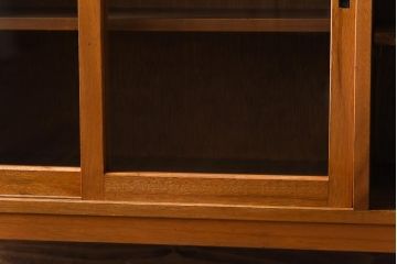 リメイク家具　明るい木の色味がレトロな雰囲気の鉄脚付きガラス戸棚(収納棚、飾り棚、食器棚)