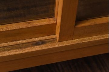 リメイク家具　明るい木の色味がレトロな雰囲気の鉄脚付きガラス戸棚(収納棚、飾り棚、食器棚)