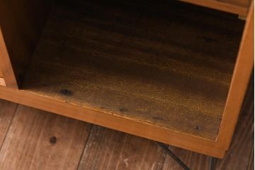 リメイク家具　明るい木の色味がレトロな雰囲気の鉄脚付きガラス戸棚(収納棚、飾り棚、食器棚)