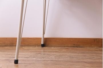 ラフジュ工房オリジナル　ヒノキ材　棚付きで使いやすい淡いペイントカラーの鉄脚テーブル(カフェテーブル、ダイニングテーブル、作業台)