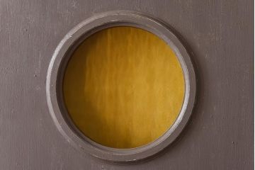 ペイント建具　色ガラス入り　丸窓がアクセントになったお洒落な木製ドア(扉、建具)