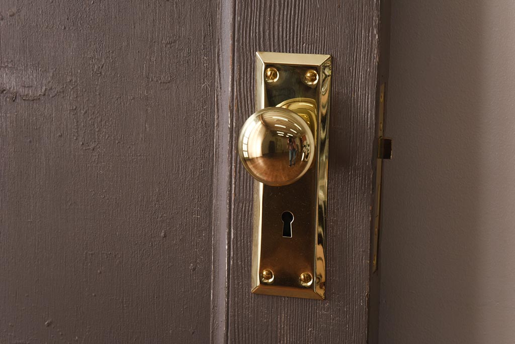 ペイント建具　色ガラス入り　丸窓がアクセントになったお洒落な木製ドア(扉、建具)