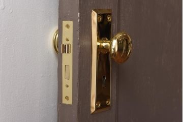 ペイント建具　色ガラス入り　丸窓がアクセントになったお洒落な木製ドア(扉、建具)