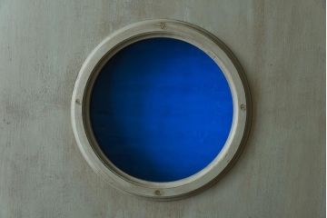 ペイント建具　色ガラス入り　丸窓がアクセントになったお洒落な木製ドア(扉、建具)(1)