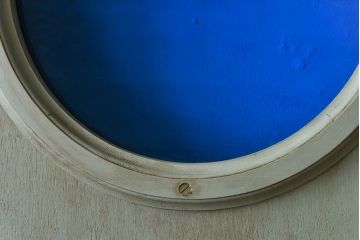 ペイント建具　色ガラス入り　丸窓がアクセントになったお洒落な木製ドア(扉、建具)(1)