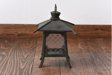 アンティーク雑貨　和製アンティーク　ラフジュオリジナルガラス入りリメイク　窓の形も上品な吊り灯籠(照明、ディスプレイ)