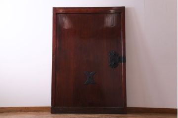 和製アンティーク　ヒノキ材　赤みがかった色合いが目を引く漆塗りの蔵戸(引き戸、建具、玄関戸)