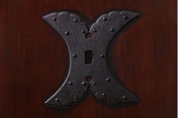 和製アンティーク　ヒノキ材　赤みがかった色合いが目を引く漆塗りの蔵戸(引き戸、建具、玄関戸)