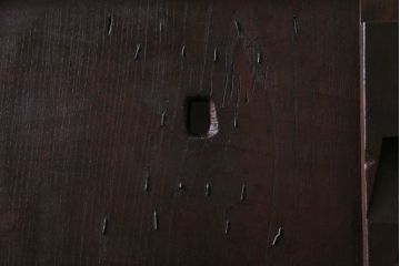 和製アンティーク　ヒノキ材　赤みがかった色合いが目を引く漆塗りの蔵戸(引き戸、建具、玄関戸)