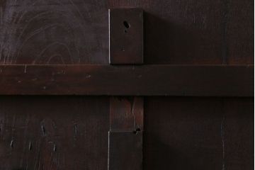和製アンティーク　ヒノキ材　赤みがかった色合いが目を引く漆塗りの蔵戸(引き戸、建具、玄関戸)