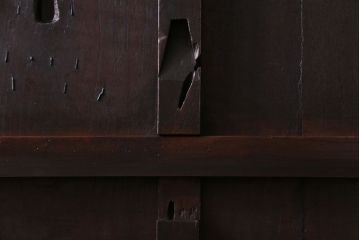 和製アンティーク　ヒノキ材　赤みがかった色合いが目を引く漆塗りの蔵戸(引き戸、建具、玄関戸)