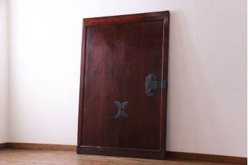 和製アンティーク　ヒノキ材　赤みがかった色合いが目を引く漆塗りの蔵戸(引き戸、建具、玄関戸)