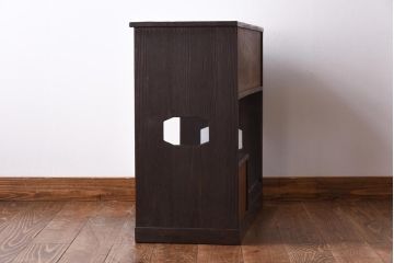 アンティーク家具　和製アンティーク　浮造り仕上げ　栗材の木目が味わい深い飾り棚(茶棚)