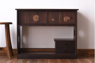 アンティーク家具　和製アンティーク　浮造り仕上げ　栗材の木目が味わい深い飾り棚(茶棚)