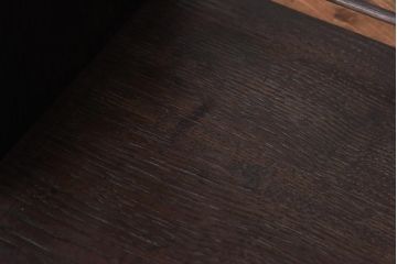 アンティーク家具　和製アンティーク　浮造り仕上げ　栗材の木目が味わい深い飾り棚(茶棚)