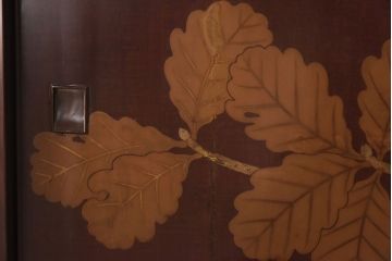 アンティーク家具　和製アンティーク　蒔絵　渋い色味が魅力的な日本風情を感じる茶棚(飾り棚)