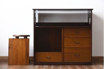 アンティーク家具　和製アンティーク　蒔絵　渋い色味が魅力的な日本風情を感じる茶棚(飾り棚)