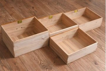 アンティーク家具　和製アンティーク　蒔絵　渋い色味が魅力的な日本風情を感じる茶棚(飾り棚)