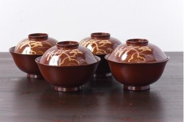 和製アンティーク　松の図　朱漆に金彩が映える蓋付き木製椀(漆器、和食器)4客セット