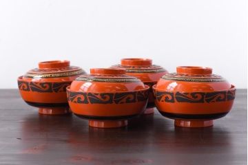 和製アンティーク　沈金蒔絵　波模様がユニークな蓋付き木製椀(漆器、和食器)4客セット