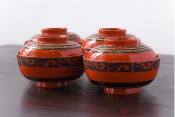 和製アンティーク　沈金蒔絵　波模様がユニークな蓋付き木製椀(漆器、和食器)4客セット