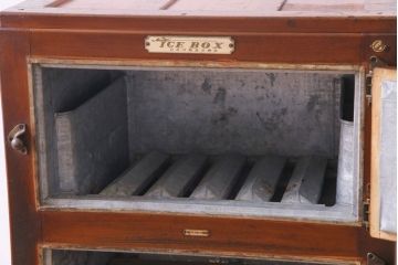 アンティーク雑貨　昭和レトロ　ディスプレイにおすすめの古い木製冷蔵庫(収納棚)