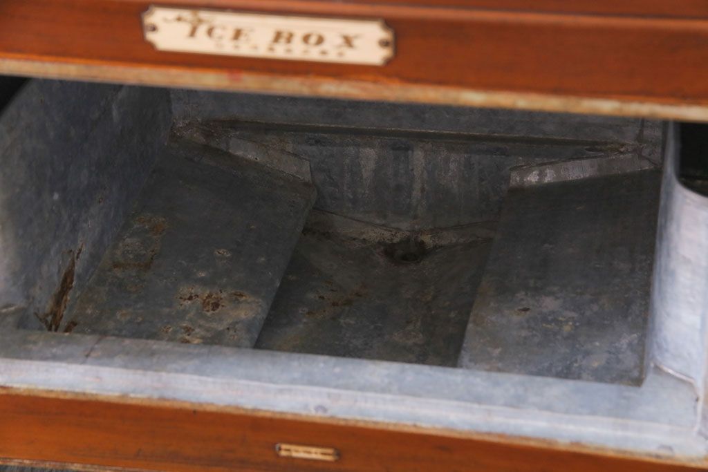 アンティーク雑貨　昭和レトロ　ディスプレイにおすすめの古い木製冷蔵庫(収納棚)